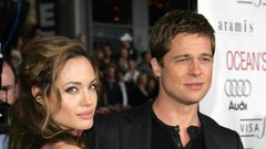 <strong>Angelina Jolie in Brad Pitt</strong><br />
Pisalo se je leto 2010, ko sta se Angelina in Brad še nasmejano potepala po svetu in obračala glave kot eden najlepših parov Hollywooda. Na valentinovo tistega leta se je Angelina odločila, da Bradu ne podari parfuma, Playstationa ali dvorca na Malibuju, ampak da bo ubrala malce bolj nekonvencionalno pot obdarovanja. Kupila mu je 200 let staro oljko, ki je bila potem zasajena na vrtu njunega francoskega dvorca Miraval. Oljka simbolizira mir in dolgotrajnost, Jolie pa jo je kupila od negovalne drevesnice na jugu Francije za bajnih 20.000 dolarjev (okoli 16.500 evrov).