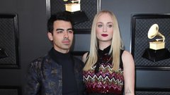 <strong>Joe Jonas in Sophie Turner</strong><br />
Simpatični mladi par se vede precej bolj skromno kot drugi zvezdniki. Igralka, ki smo jo vzljubili v seriji Igra prestolov (tam je nastopala kot Sansa Stark), in eden od treh bratov Jonas, ki ima poleg družinskega ansambla The Jonas Brothers še mesto pred mikrofonom v skupini DNCE, sta leta 2019 pokazala, da niso potrebni milijoni za veselo valentinovo. Jonas je namreč za takratno valentinovo svoji izbranki pripravil – rojstnodnevno zabavo! Sophie namreč praznuje rojstni dan 21. februarja, takrat pa se ji je valentinovo združilo z odlično žurko. Povabljena je bila kopica zvezdnikov A-liste, Jonas pa je na Instagramu tudi objavil utrinek in zapisal: &quot;Moja valentinčica je dobila zabavo presenečenja, ker je najboljša.&quot; Če ste že pozabili, kako so videti zabave, smo priložili fotografijo.