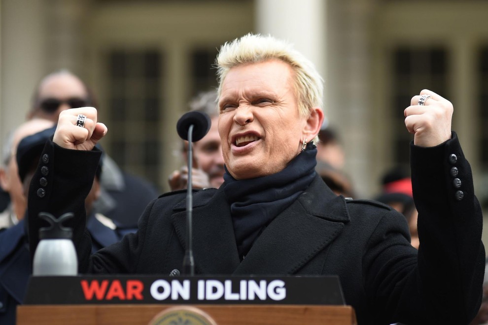 Billy Idol je posodil naslove pesmi Rebell Yell za okoljsko kampanjo War on Idling v New Yorku. Zavzema se proti temu, da puščajo ljudje avtomobile v prostem teku.