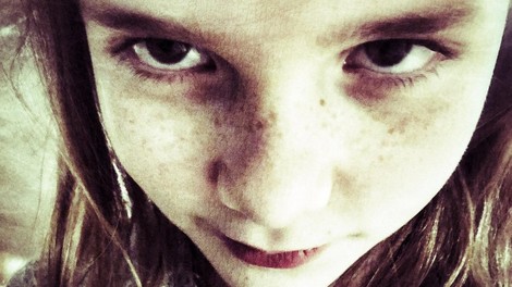 Mama šokirala s priznanjem: »Ne morem več trpeti moje 9-letne hčerke – izogibam se je, kolikor le lahko.«