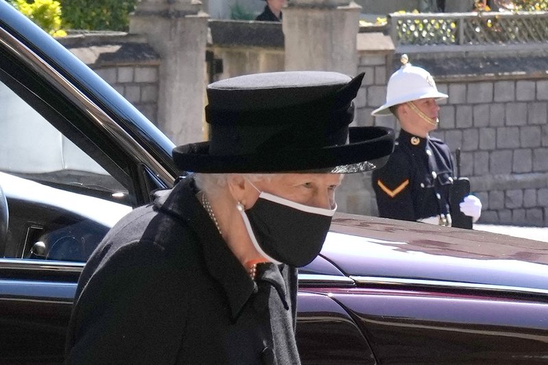 Pogreb princa Philipa: Na ulicah britanskih mest so se ljudje ustavili in se sklonjenih glav poklonili princu (foto: Profimedia)