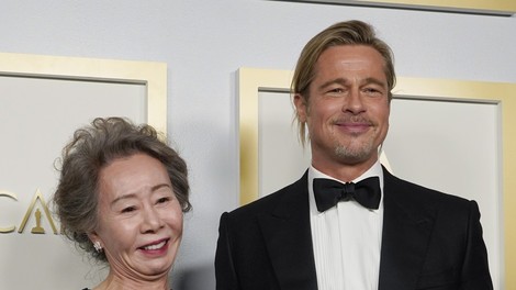 Brad Pitt s svojo frizuro na oskarjih sprožil burno debato na Twitterju
