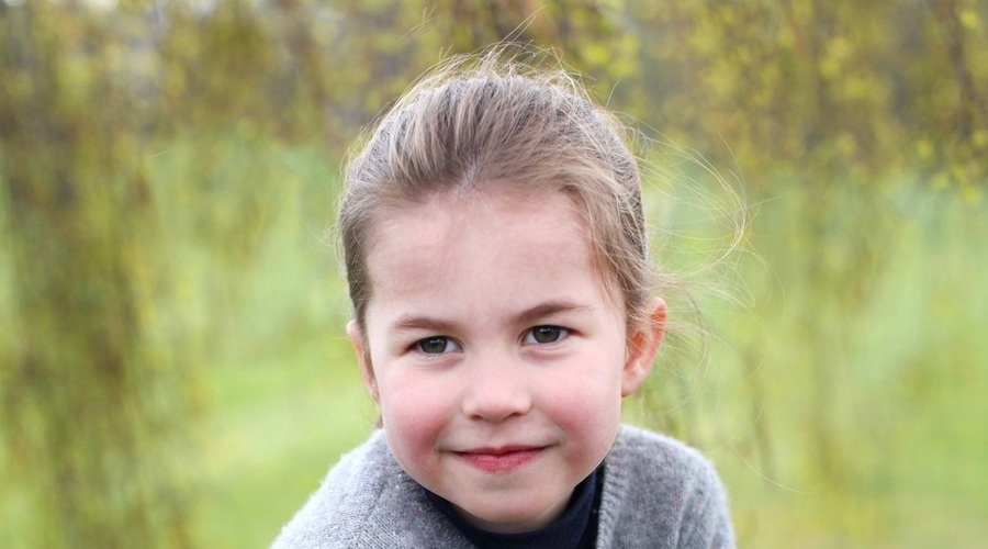 Je mala princesa Charlotte bolj podobna babici Diani ali pababici Elizabeti II? Mnenja se krešejo, vi pa presodite sami (foto: Profimedia)