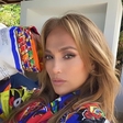 Jennifer Lopez izbrala klasično obleko, ki jo ženske, stare 40 +, preprosto obožujejo!