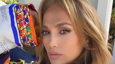 Jennifer Lopez izbrala klasično obleko, ki jo ženske, stare 40 +, preprosto obožujejo!