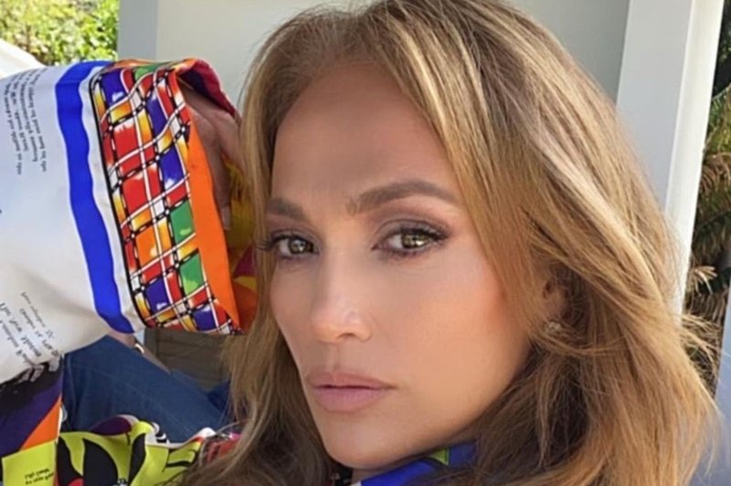 Jennifer Lopez izbrala klasično obleko, ki jo ženske, stare 40 +, preprosto obožujejo! (foto: Profimedia)