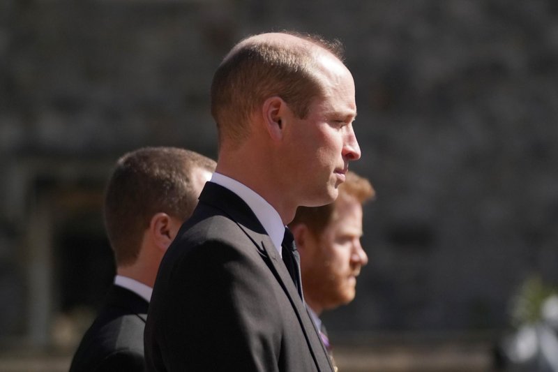 Brata princa William in Harry, med njima bratranec Peter Phillips, ki je uvidevno stopil korak nazaj.
