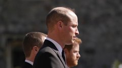 Brata princa William in Harry, med njima bratranec Peter Phillips, ki je uvidevno stopil korak nazaj.