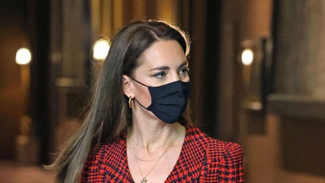Zdi se, da je le prišla malce "k sebi": vojvodinja Kate ni več tako bolestno suha, kar razkriva ta modna kombinacija