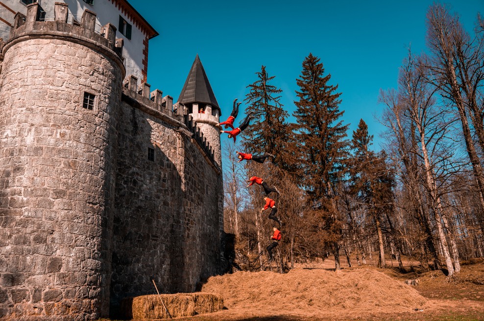 Dunking Devilsi za skoke z obzidja gradu Snežnik v ogromen kup sena poželi že 20 milijonov ogledov (foto: Vita Orehek)