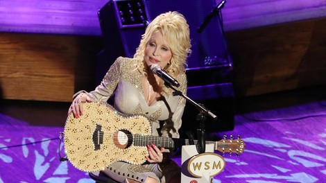Dolly Parton: Družina 75-letne pevke je ena sama velika katastrofa, res ji ni lahko