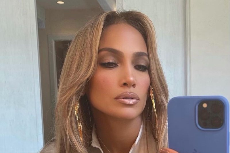 Hčerka Jennifer Lopez tarča grdih komentarjev na račun videza in nove barve las, njena mama je zagotovo jezna! (foto: Profimedia)