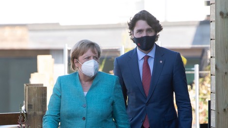 Team Mix: Justin Trudeau in Angela Merkel sta po AstraZeneci v drugo cepljena z Moderno