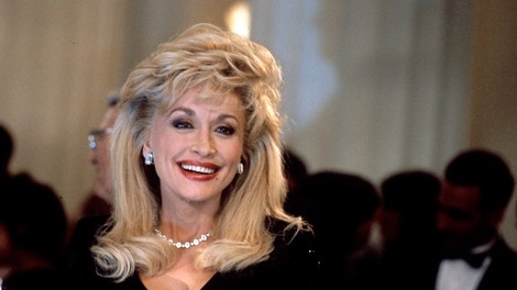 Na, ta pa je dobra! 75-letna pevka Dolly Parton v kostumu Playboyeve zajčice presenetila svojega soproga, leta so zanjo res samo številka!