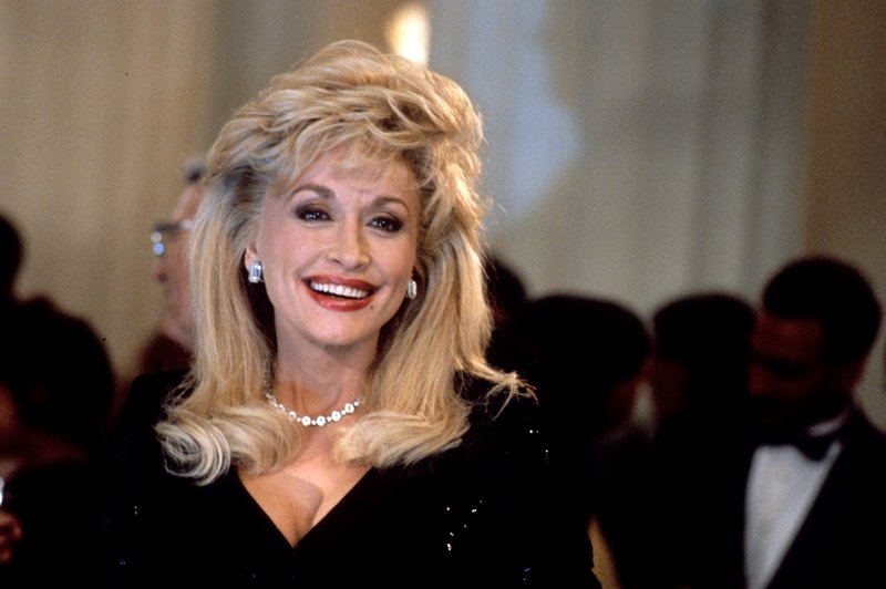 Na, ta pa je dobra! 75-letna pevka Dolly Parton v kostumu Playboyeve zajčice presenetila svojega soproga, leta so zanjo res samo številka! (foto: Profimedia)