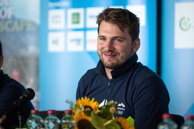 Cel svet govori o lepi Lauri, h kateri se je po razhodu zatekel Luka Dončić