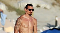 Švedski nogometaš Zlatan Ibrahimović je takole razkazoval svoje popolno telo med počitnicami z družino na Formenteri.