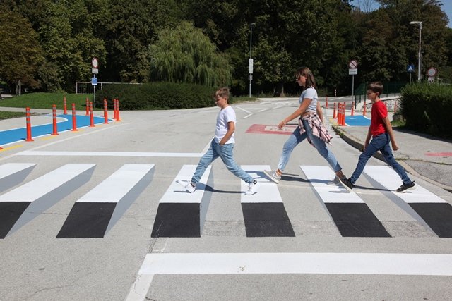 Generali z inovativnimi 3D-zebrami poskrbel za varnejšo pot otrok v šolo (foto: Generali)
