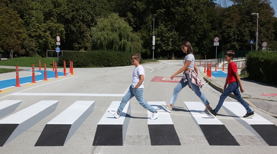 Generali z inovativnimi 3D-zebrami poskrbel za varnejšo pot otrok v šolo (foto: Generali)