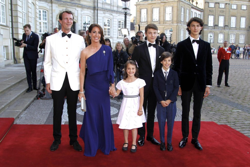 Princesa Marie, princ Nikolai, princ Felix, princ Henrik, princesa Athena in princ Joachim, ki je v palači Amalienborg praznoval 50. rojstni dan.