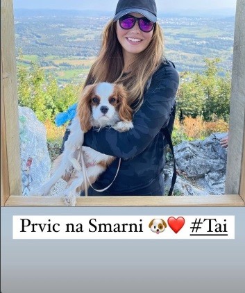 Na Šmarno goro se je odpravila v družbi svojega kosmatinca, ki jo spremlja vedno in povsod.