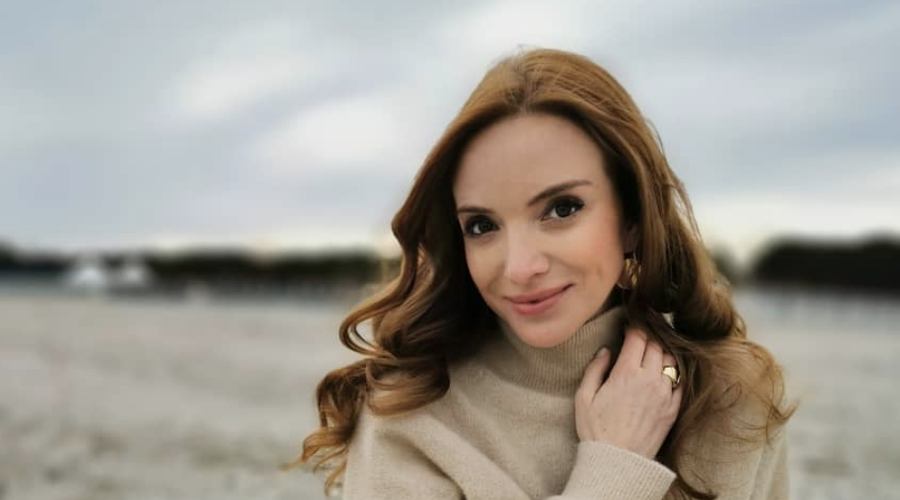 Voditeljica Mojca Mavec ob morju (foto: IG)