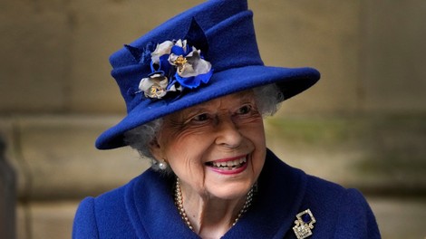 Britanska kraljica v javnosti pri hoji uporabljala palico