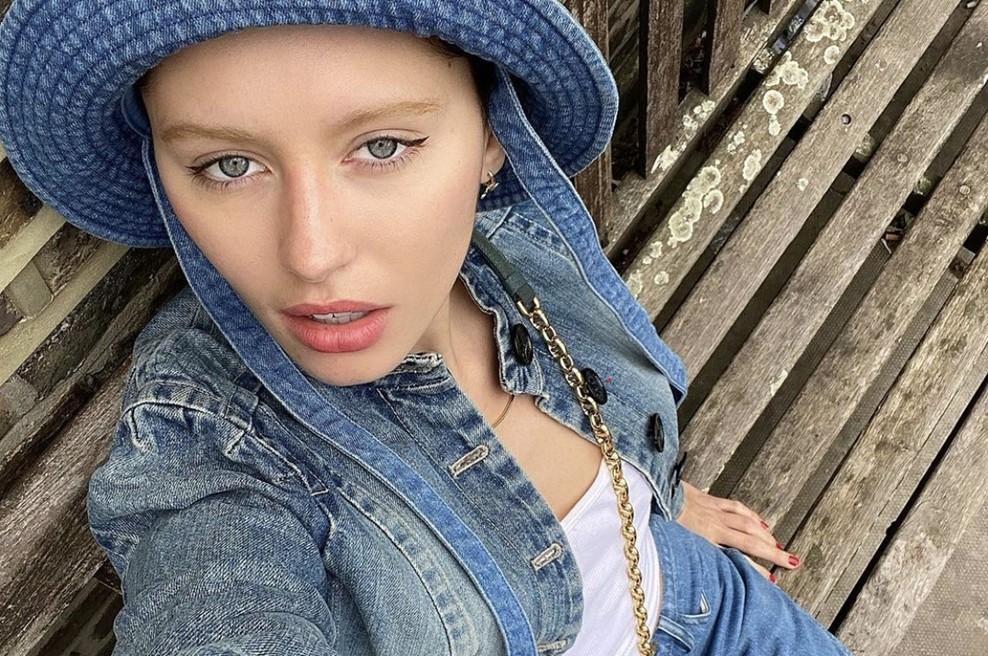 Ta malce pozabljeni model kavbojk se vrača na velika vrata - to jesen veljajo za nepogrešljiv kos (foto: Profimedia)