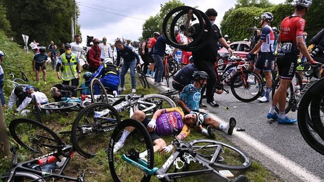 Sojenje gledalki, ki je povzročila nesrečo na Tour de France – kakšna kazen jo čaka