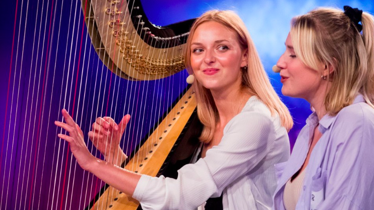 Slovenija ima talent: Punci s harfo (SIT) sta pravzaprav SESTRA in DEKLE tega znanega Slovenca (foto: POP TV)