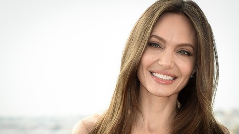 Angelina Jolie z obleko, ki pooseblja eleganco ženske v 40. letih: S svojo pojavo je preprosto osupnila!