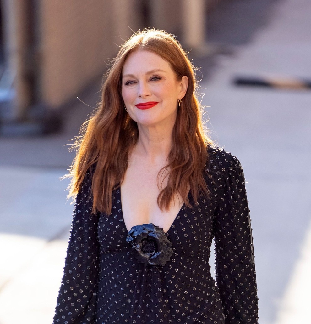 Julianne Moore je na sprehodu po New Yorku predstavila svojo najboljšo zimsko modo. Na naslednjih fotografijah, kaj je 60-letna igralka …