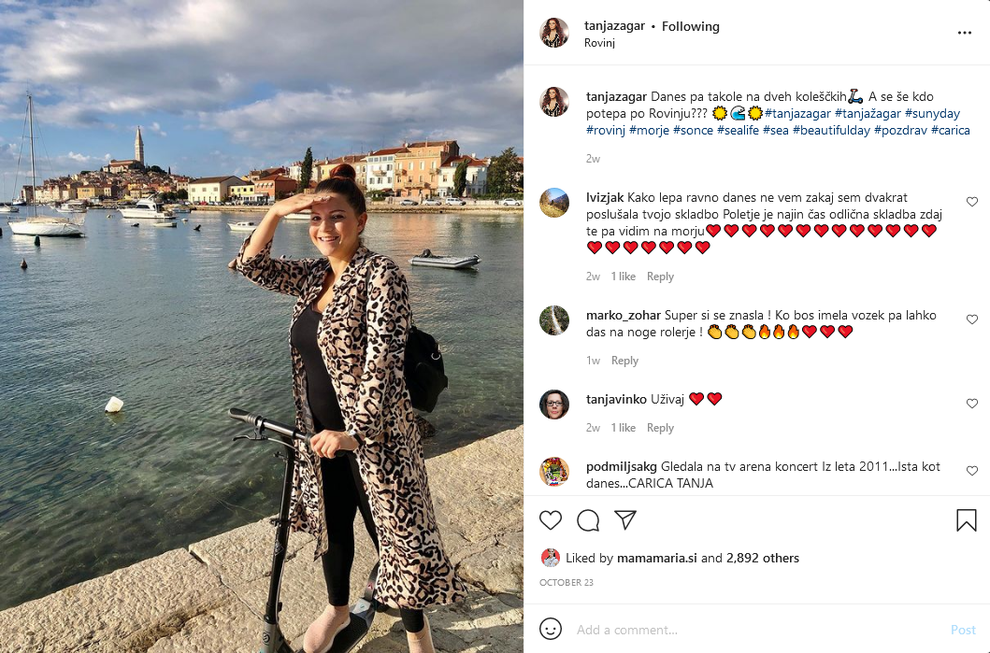V dolgi in lahki srajci s trendovskim živalskim potiskom je pevka videti kot mlado dekle in le redkokdo bi pomislil, …