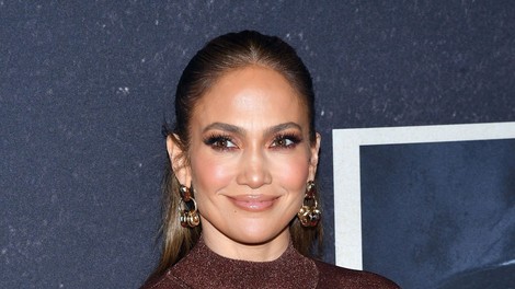 To pa uspe samo njej: Jennifer Lopez je "grde" čevlje uspešno kombinirala s trendovskim plaščem