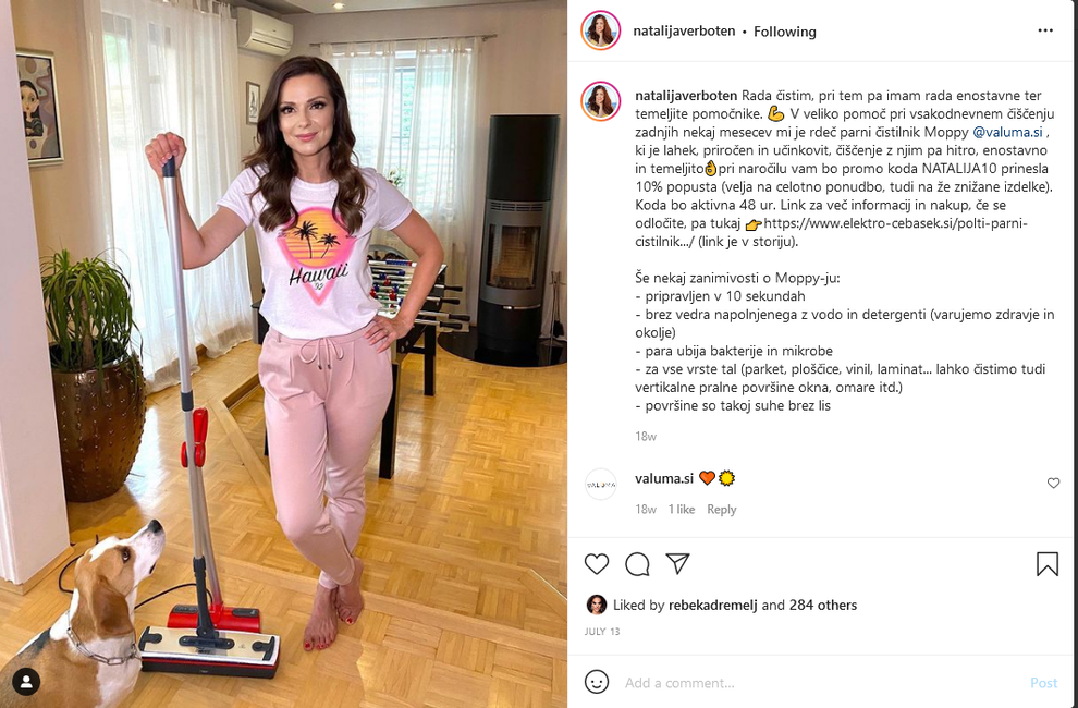 Tudi njihova dnevna soba ni od muh, v njej je kamin, ki jim še kako prav pride ob hladnih večerih. …