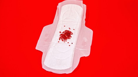 Vas je med menstruacijo vedno strah, da vam 'uide' mimo vložka? TRIK, ki to 100% prepreči