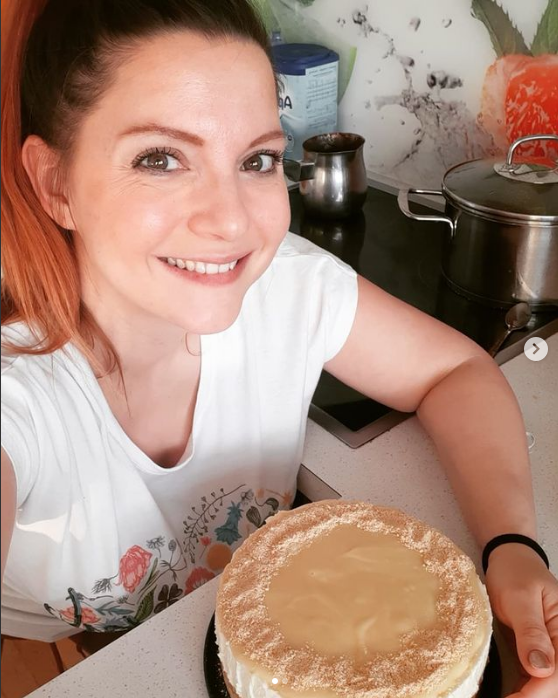 Odločila se je za cheesecake z belo čokolado, ki je videti fantastično. Recept zanjo je objavila na svojem FB profilu …