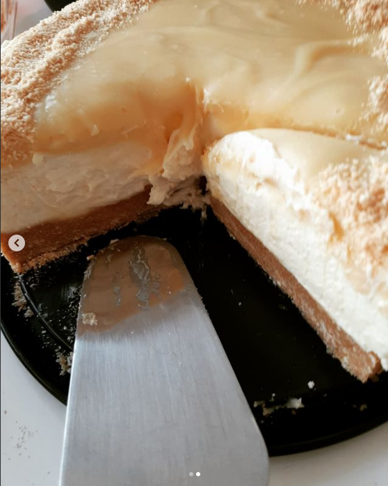 Tanja je takole opisala ves postopek: RECEPT ZA MOJO BELO PRINCESKO 😜 (cheesecake z belo čokolado / okrogel pekač 18cm) …