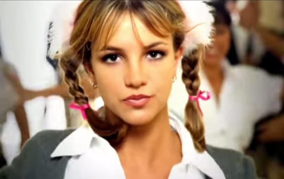 Britney Spears v videu za pesem Baby One More Time. <br />S to pesmijo se je izstrelila med zvezde. (foto: Foto: Profimedia Profimedia)
