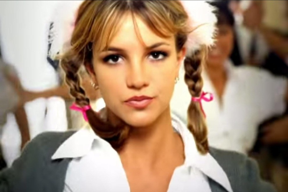 Britney Spears v videu za pesem Baby One More Time. <br />S to pesmijo se je izstrelila med zvezde.