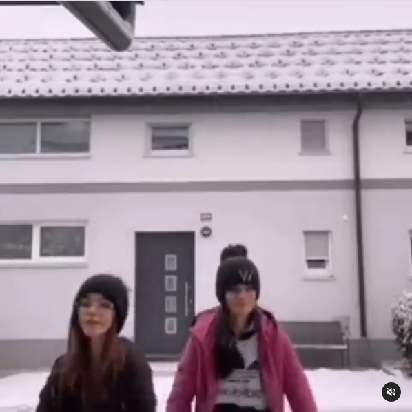 No, taka je zunanjost njene hiše, pred njo pa vidimo Renatini hčerki. ""Prej smo bili v Predvoru, sedaj smo na …