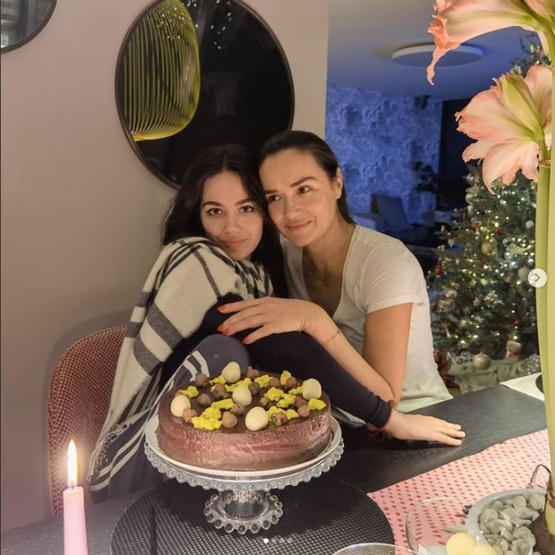 Prvorojenka Alenke in Jureta Koširja, postavna Alina, je pred kratkim praznovala 19. rojstni dan, mama pa jo je ob tej …