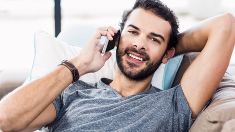 Tudi vi nosite mobitel s seboj na stranišče? Nikar, to je veliiika napaka z njim ni dobro sedeti na školjki!