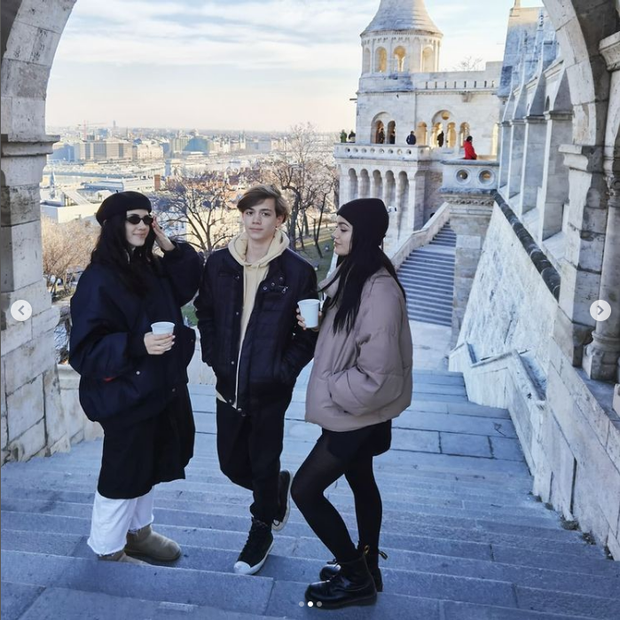 Tokrat je vse tri peljal na izlet v Budimpešto, kjer so si ogledovali znamenitosti ter uživali v skupnem času. Privoščili …