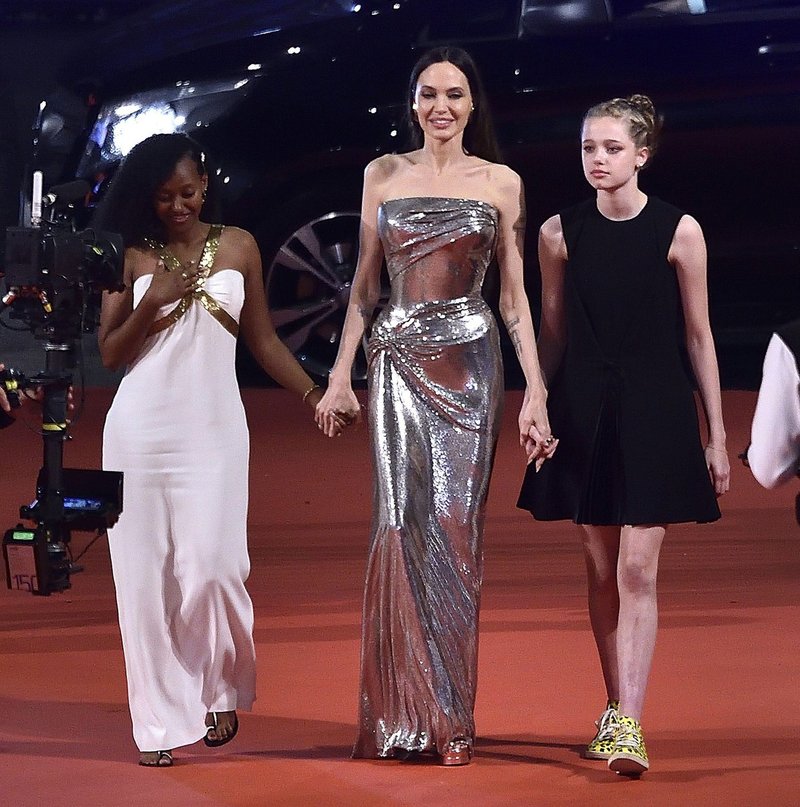 Drastična sprememba: Angelina Jolie se je odločila za takšno pomladno barvno popestritev svojih las
