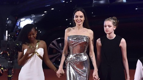 Drastična sprememba: Angelina Jolie se je odločila za takšno pomladno barvno popestritev svojih las