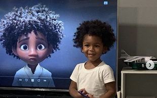 Temnopolti deček PRESREČEN, ko je opazil podobnost z glavnim likom v Disneyjevi risanki