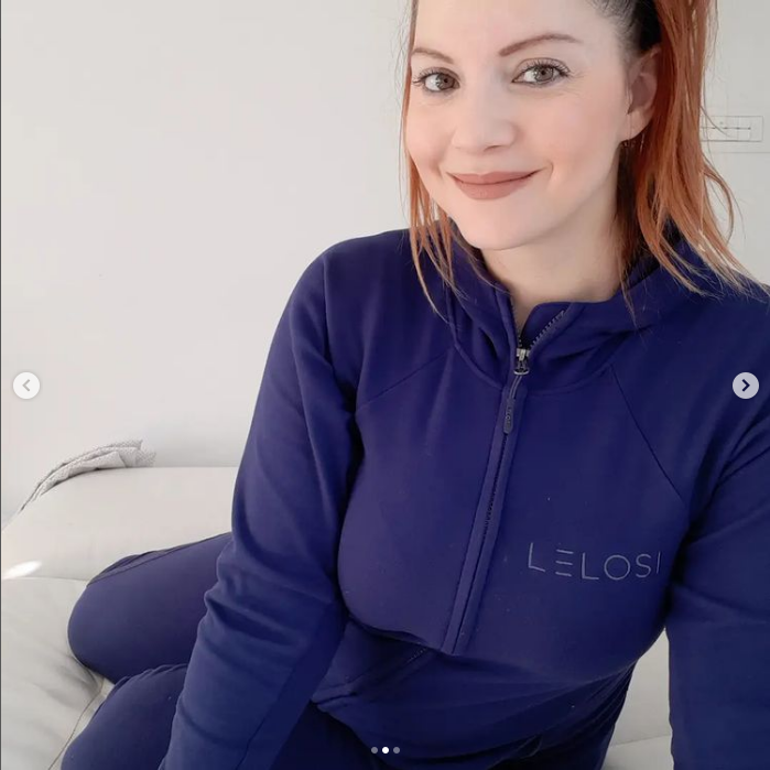 Vse se zdi, da je lepa Tanja v postelji pravi bonbonček in da je videti zares zapeljivo. Le kdo ne …