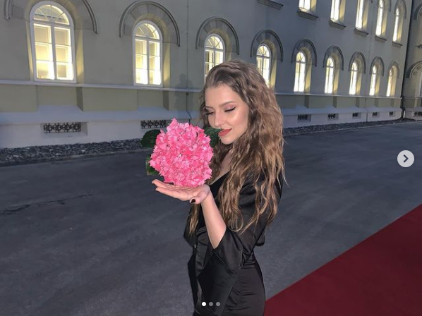 Tukaj so njeni lasje malce daljši, a oblikovani s kodralnikom. Počesani so na stran, Maja pa je videti res elegantno …
