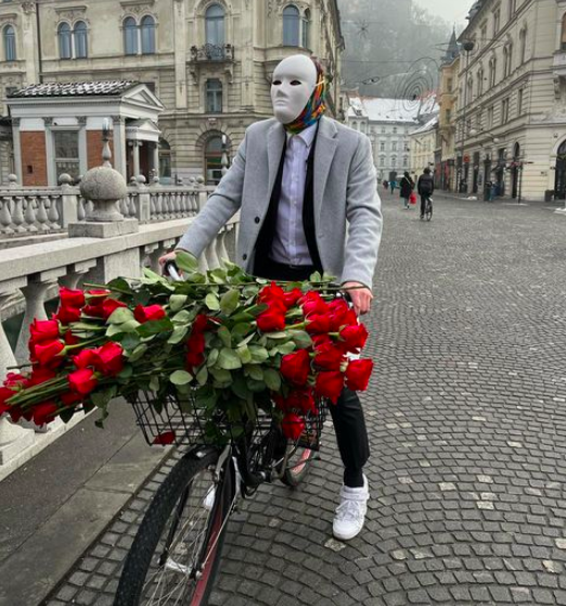 Za portal Njena so s POP TV namreč potrdili, da sanjski moški, ki je delil vrtnice v središču Ljubljane, v …